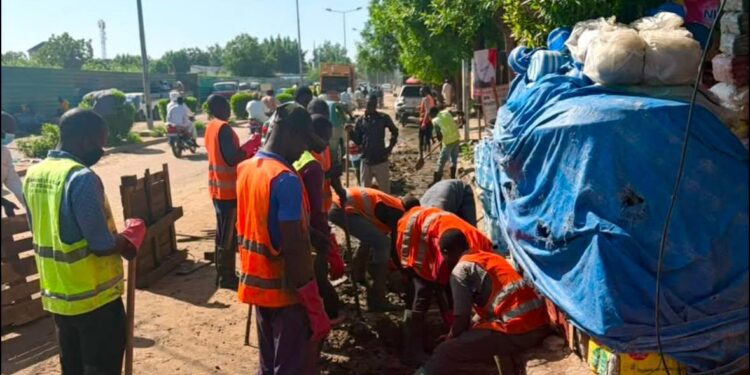 N’Djaména : Après la pluie, la Voirie à pied d’œuvre pour faciliter l’évacuation des eaux