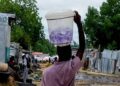 N’Djaména : L&rsquo;eau en sachet, interdite mais toujours vendue dans la rue, un dilemme sanitaire et économique​