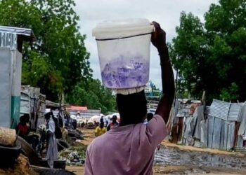 N’Djaména : L&rsquo;eau en sachet, interdite mais toujours vendue dans la rue, un dilemme sanitaire et économique​