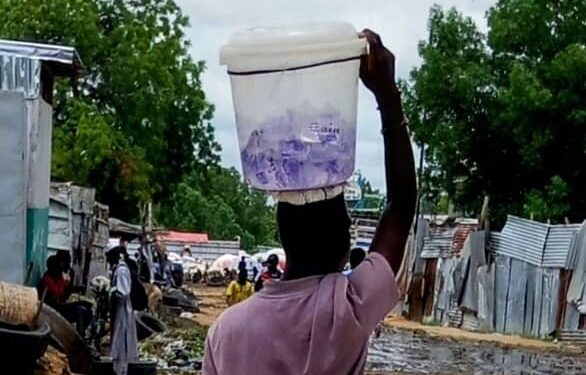 N’Djaména : L&rsquo;eau en sachet, interdite mais toujours vendue dans la rue, un dilemme sanitaire et économique​