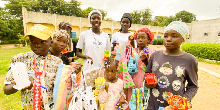 Moyen-Chari : Des jeunes de Sarh façonnent l’artisanat pour financer leur rentrée scolaire