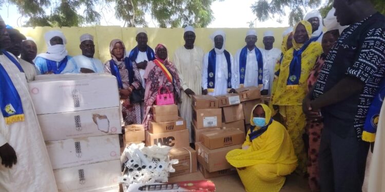 Batha : 150 lampadaires solaires et 20 cartons de médicaments remis aux autorités locales à Ati