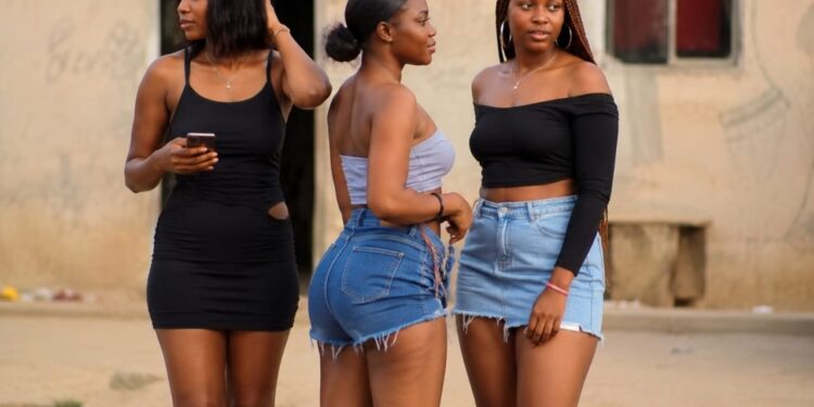 Tchad : Entre liberté vestimentaire et valeurs sociales, les jeunes filles tchadiennes face à un débat sensible