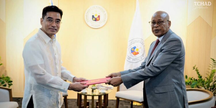 Diplomatie : l’ambassadeur du Tchad aux Philippines présente ses copies figurées