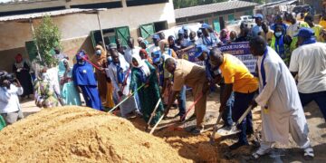 N’Djaména : Le MPS du 7ᵉ arrondissement passe à l’action pour assainir l’école « La Léproserie » d’Abena