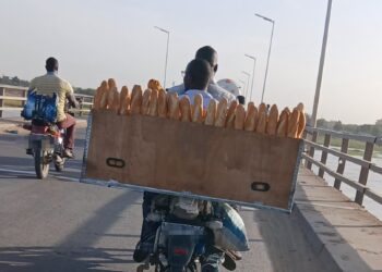 Tchad : L’exposition du pain à la poussière lors du transport suscite l’inquiétude