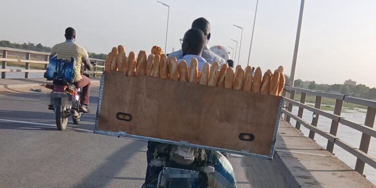 Tchad : L’exposition du pain à la poussière lors du transport suscite l’inquiétude