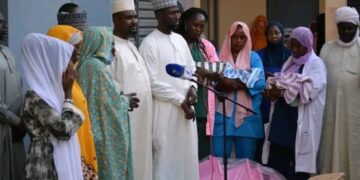 Tchad : Face aux défis de la maternité, le conseil provincial du Ouaddaï tend la main à une mère de triplés