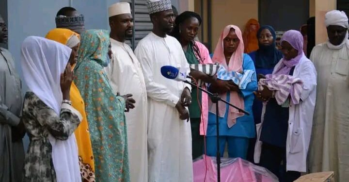 Tchad : Face aux défis de la maternité, le conseil provincial du Ouaddaï tend la main à une mère de triplés